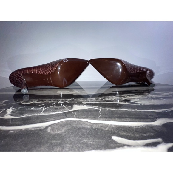 BURBERRY NWT Brown Croc Leather Pumps - Picture 11 of 12